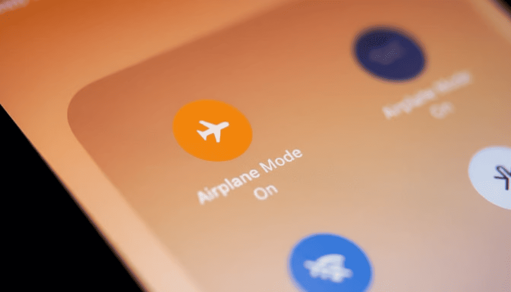 H&agrave;nh kh&aacute;ch cần chuyển sang chế độ m&aacute;y bay tr&ecirc;n điện thoại, đặc biệt trong thời gian cất c&aacute;nh v&agrave; hạ c&aacute;nh để bảo đảm an to&agrave;n h&agrave;nh tr&igrave;nh